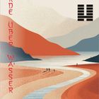 "Erde über Wasser" steht links. Oben eine rote 7; daneben ein Symbol. Landschaft mit Fluss, Hügeln und kleinen Figuren.