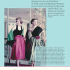 Texte: 

Oben: "In Agathes wohlig durchheiztem Erkerzimmer feierte sie ihren siebzehnten Geburtstag..."

Mitte: Bild mit zwei Frauen in eleganten Kleidern, neben Textblock.

Unten: "August", "32. Woche", "9 20 11 12 13 14 15", "Mo Di Mi Do Fr Sa So", "Mariä Himmelfahrt".

Darstellung: Zwei Frauen in eleganten Kleidern.