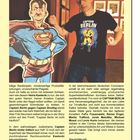 Texte im Bild: Captain Berlin gegen Captain Bootleg. Captain Berlin ist nicht käuflich! Euer Jörg Buttgereit.  
Ein Mann zeigt eine Faust. Er trägt ein T-Shirt mit Captain Berlin. Daneben ein Superhelden-Pappaufsteller.