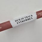 „DEM OUTBACK ENTKOMMEN“ steht mittig in Schwarz. Autor: „Carolina Wilga“. Unten: „Malik“. Der Buchrücken ist rot-weiß.