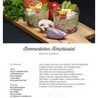 "Sommerlicher Schichtsalat. Beate Märkl, Kaspelthub." Salat und Dressing Zutatenliste. Gläser mit Salat auf Brett, Gemüse.