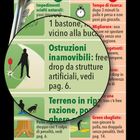 Tabelle mit "PUOI" in Grün und "NON PUOI" in Rot. Details zu Regeln für Golfplätze. Text in mehreren Feldern.