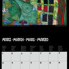 März-Kalenderblatt mit lebendigem, wellenförmigem Gemälde in Rot, Grün und Pink, darunter ein Kalendarium.