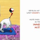 Texte: "Der Blick auf mein Leben wirkt verzerrt und verdreht. Heute finde ich zurück zu meiner inneren Mitte."  
Illustration einer Yoga-Posen-Gans.