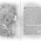 4. Der Anblick des Mannes, den ich beschworen hatte...  
Eine kunstvolle Illustration mit Verzierungen und einem Sternzeichen. 
