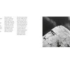 Text beschreibt Naturformen durch Jahrmillionen geformt; Schwarzweißbild zeigt felsige Struktur am Wasser.