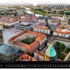 Märzkalender: Blick über den Altmarkt mit Kreuzkirche, Kulturpalast, Neumarkt. Luftaufnahme, rote Dächer, grüne Kuppel.