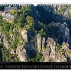 Text: März, Kalendarium. 
Luftaufnahme von felsiger Landschaft, bewaldet, mit Bauwerken oben auf einem Felsen gelegen.