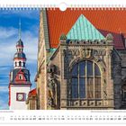 "Altes Rathaus im Hintergrund, davor das Neue Rathaus. März Kalender mit Wochen, Daten und Feiertagen." 
Ein Gebäude mit Uhr und aufwendiger Fassade.