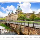 März. Bundesverwaltungsgericht. Kalenderansicht mit Fluss, Geländer und historischem Gebäude im Hintergrund, blauer Himmel.
