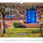 Kalenderseite mit März und Datum unten. Backsteinhaus, blaue Tür, Frühling, Blumen im Garten.