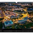 Kalender für März; Aerialaufnahme bei Nacht einer beleuchteten Stadt; historische Gebäude, Straßen und Parks.