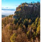 03, Rauenstein im Frühlingslicht. Kalenderseite mit Felslandschaft, Bäumen und einem Gebäude auf einem Felsen.