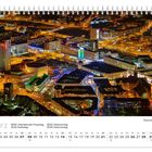 März Kalender mit Daten und Feiertagen; nächtliche Stadtansicht von Chemnitz in warmen Lichtern.