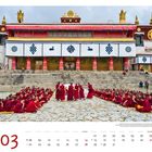 03, rot hervorgehoben. März Kalender mit buddhistischen Mönchen in roten Roben vor einem Tempel mit symbolischen Bannern.