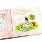 Seid aber gegeneinander freundlich und barmherzig. Frau sitzt neben Kind und Hund unter einem Baum.