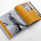 Großer Buchstabe "A" auf gelber Seite, daneben schwarz-weiße Fotos eines Mannes, stehend und an ein Auto gelehnt.