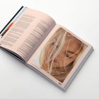 Seite 162: Zwei Absätze Text. Seite 163: Nahaufnahme eines nachdenklichen Gesichts mit Haarsträhnen im Vordergrund.