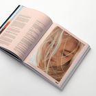 Seite 162 und 163 mit Text und Bild einer blonden Frau, Kopf leicht geneigt, Haare im Gesicht.