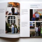 Texte: "drei Wirtshäuser und ein Kaufhaus", "Mittagstisch & Festtagsküche". Menschen vor Gebäuden, freundliche Posen.