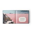 Auf der rechten Seite steht ein Textabschnitt auf rosafarbenem Hintergrund. Links sitzt ein alter Mann mit Hund auf Felsen.