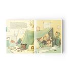 Ein Kinderbuch zeigt einen Text über den Kindergarten. Kinder spielen unter einer Decke, die als Zelt dient.