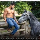 Kalender im März mit einem muskulösen Mann, der auf einem Holzzaun sitzt, neben einem grauen Pferd in einer ländlichen Umgebung.