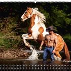 "Grooms 03" zeigt einen muskulösen Mann mit Cowboyhut im Wasser neben einem springenden Pferd. Unten ist ein Monatskalender.