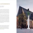 **Der weite Weg zur Demokratie.** Text über historische Entwicklungen mit einem Bild einer alten Kirche mit hohem Turm und Baum.