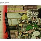 Text: „Laden des Verlegers Tsutaya aus Edo aus dem Buch Vergnügungen des Ostens, 1799–1802“. 

Japanische Illustration eines belebten Druckladens.