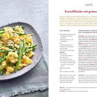 Kartoffelsalat mit grünen Bohnen. Zutatenliste und Anleitung rechts. Links ein Teller mit Kartoffelsalat und Bohnen.