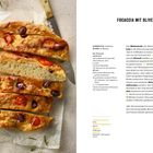 Focaccia mit Oliven: Rezept auf der rechten Seite, Zutaten und Schritte. Links Brot mit Tomaten und Oliven belegt, Messer oben.