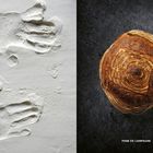 Links: Zwei Handabdrücke in weißem Pulver; rechts: Rundes, rustikales Brot auf dunklem Hintergrund, Text "Pane de Campagne".