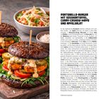 PORTOBELLO-BURGER MIT SÜSSKARTOFFEL, CURRY-CASHEW-MAYO UND APFELSALAT. Zwei Burger mit Portobello-Pilz, Gemüse und Sauce.