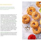 "Goldene Linsen-Bagels" Rezept mit Zutaten und Anleitung. Rechts frisch gebackene Bagels auf einem Gitter mit Dip.