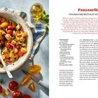 "Panzanella. Toskanischer Brotsalat mit Tomaten. Zubereitungszeit: 15-20 Minuten." Farbiger Salat in Schüssel, Ölflasche daneben.