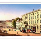 Hotel zum halben Mond. Historische Stadtszene mit Pferdekutsche, Menschen und klassizistischen Gebäuden.