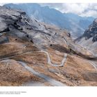 Mit dem Leihfahrrad über den La Cumbre. Eine kurvige Straße schlängelt sich durch eine karge, felsige Berglandschaft.