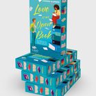 "Love is an Open Book" in Gelb auf Blau. Illustration: Frau auf Büchern sitzend, liest. Mann steht daneben.
