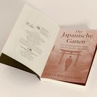 "Der Japanische Garten" von Katja Kruckeberg. Cover in Rosa mit Torii und einer Person darunter.