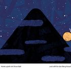 Text: "Motte spielt mit ihrem Ball und rollt ihn den Berg hinauf." Illustration eines Berges bei Nacht mit einer bunten Motte.