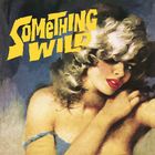 Der Text "Something Wild" erscheint in gelber, markanter Schrift. Eine blonde Frau mit roten Lippen schaut nachdenklich. Illustration.