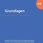"Grundlagen" in großer weißer Schrift. Darunter Text über Adultismus. Blauer Hintergrund, rechts oben orange Kreis mit weißem Pfeil.