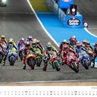 Unter einem Monatskalender für März fahren Motorradrennfahrer eng nebeneinander auf einer Rennstrecke.
