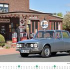 Kalenderblatt März mit klassischem Alfa Romeo 1750 Berlina von 1970 vor einer alten Tankstelle mit "Gasolin" Schild.