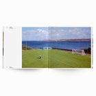 Texte: "La Madd", "France, 2004", "Kroos", "Sverige, 2004". Ein Fußballplatz am Meer mit einer Person, die sich bückt.