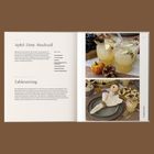 Text: "Apfel-Zimt-Mocktail", "Tablesetting". Links Rezept, rechts zwei Bilder mit Getränkegläsern, Kürbis und Tischdekoration.