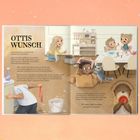 Text: „OTTIS WUNSCH. Liebe Kopf-Universum, alle haben sich lieb! Wir haben Spaß zusammen und lachen und spielen!“  
Illustration: Kinder in einem Raum, eines im Karton mit Hund.