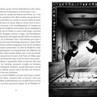 Zahlreiche Hieroglyphen umrahmen das Bild. Zwei Personen stehen einander gegenüber in einem Raum mit Spiegel und Kronleuchter.