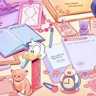 Schreibutensilien, Notizen und Spielzeug sind um eine offene Schrift auf einem Schreibtisch verteilt.